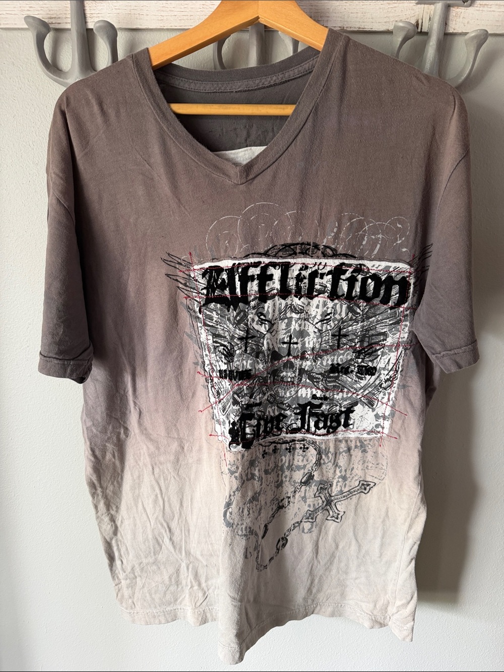 Affliction Men’s Short-Sleeve V-Neck Graphic Tee — Gray & Cream Ombre